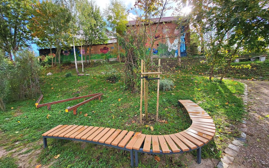 Park Sąsiedzki w Bytowie — ławka łukowa