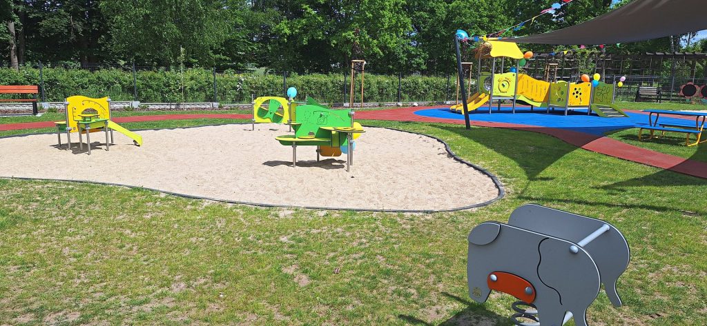 Widok ogólny placu zabaw