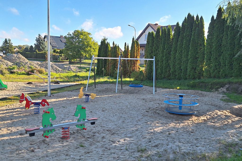 Układ urządzeń — zjeżdżalnia, sprężyny, karuzela