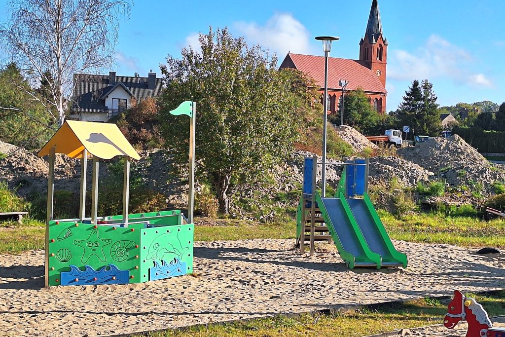 Wieża zabawowa ze zjeżdżalnią