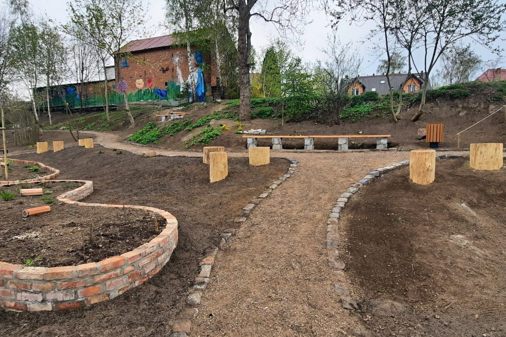 Etap realizacji — ścieżki i obrzeża