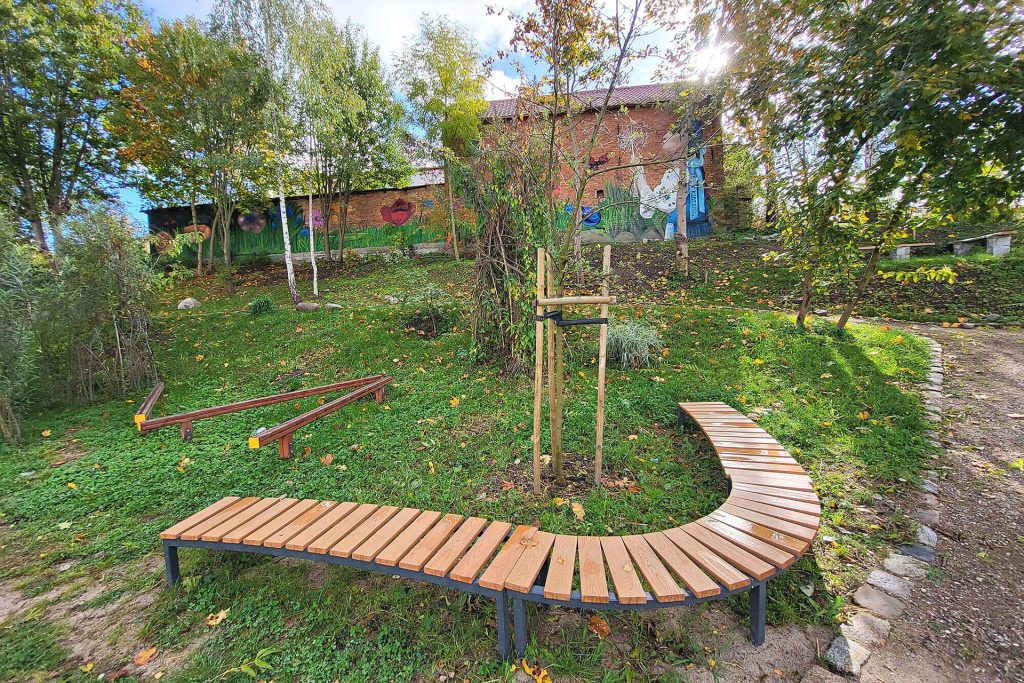 Ławka łukowa — ukończony element zagospodarowania